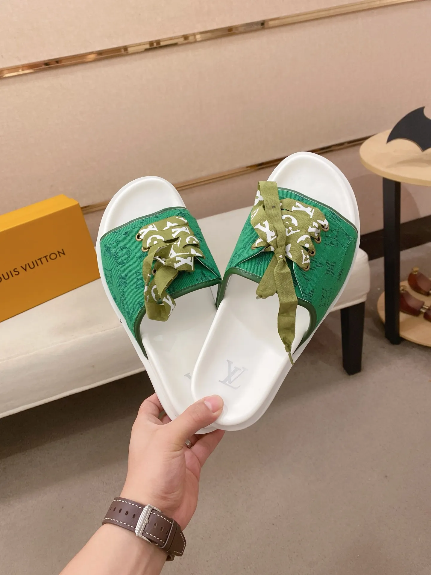 Men's shoes 💰: 340💰Made by LV🔍Top purchasing agents. Men's spring and summer slippers are available at the same counter. The uppers are imported cowhide from Italy, with logo graphics and high-quality craftsmanship. Soles: original soles specially provided by the original factory. Exclusive movable molded soles are super comfortable. Original goods follow orders. 🔍🔍High quality. You can enter and exit the counter at will. Welcome to compare. Size 38-44.
